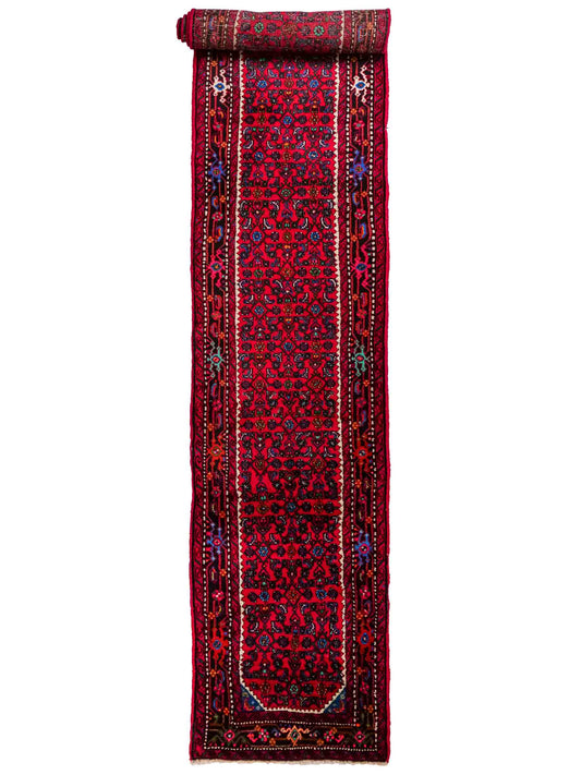 Feiner, handgeknüpfter, persischer Hamedan Dorfteppich aus Wolle von Khademi. Farbe: Rot. 490 x 82 cm. Vertrieb durch JUPITER Intl.