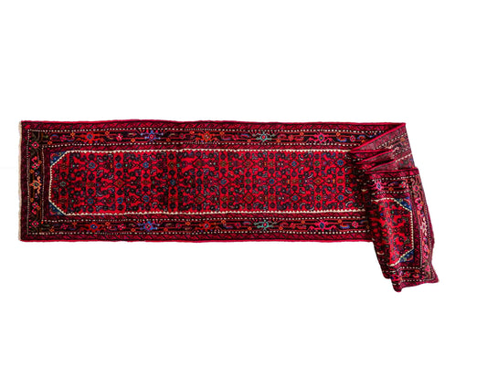 Feiner, handgeknüpfter, persischer Hamedan Dorfteppich aus Wolle von Khademi. Farbe: Rot. 490 x 82 cm. Vertrieb durch JUPITER Intl.