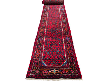 Feiner, handgeknüpfter, persischer Hamedan Dorfteppich aus Wolle von Khademi. Farbe: Rot. 490 x 82 cm. Vertrieb durch JUPITER Intl.