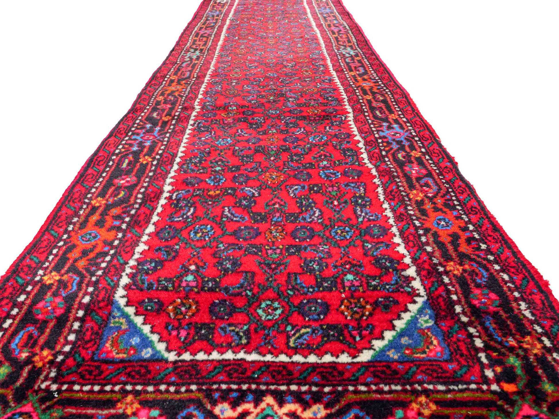 Feiner, handgeknüpfter, persischer Hamedan Dorfteppich aus Wolle von Khademi. Farbe: Rot. 490 x 82 cm. Vertrieb durch JUPITER Intl.