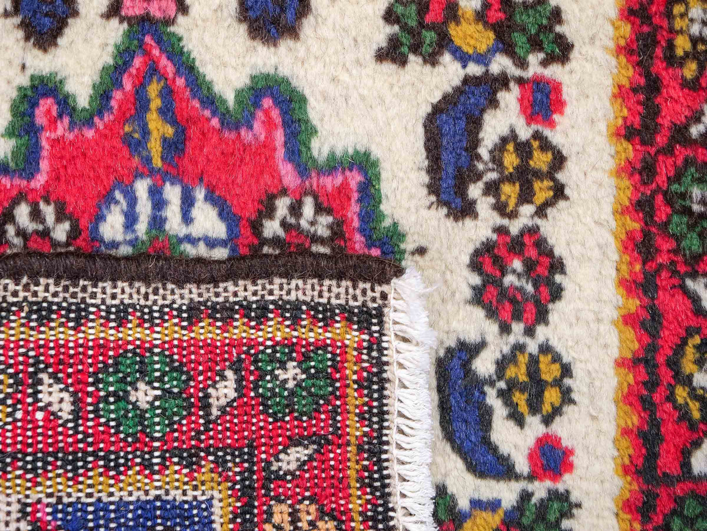 Handgeknüpfter, persischer Hamedan Dorfteppich aus Wolle von Khademi. Größe: 68 x 52 cm. Farbe: Cremeweiß, rot. Verkauf durch JUPITER Intl.