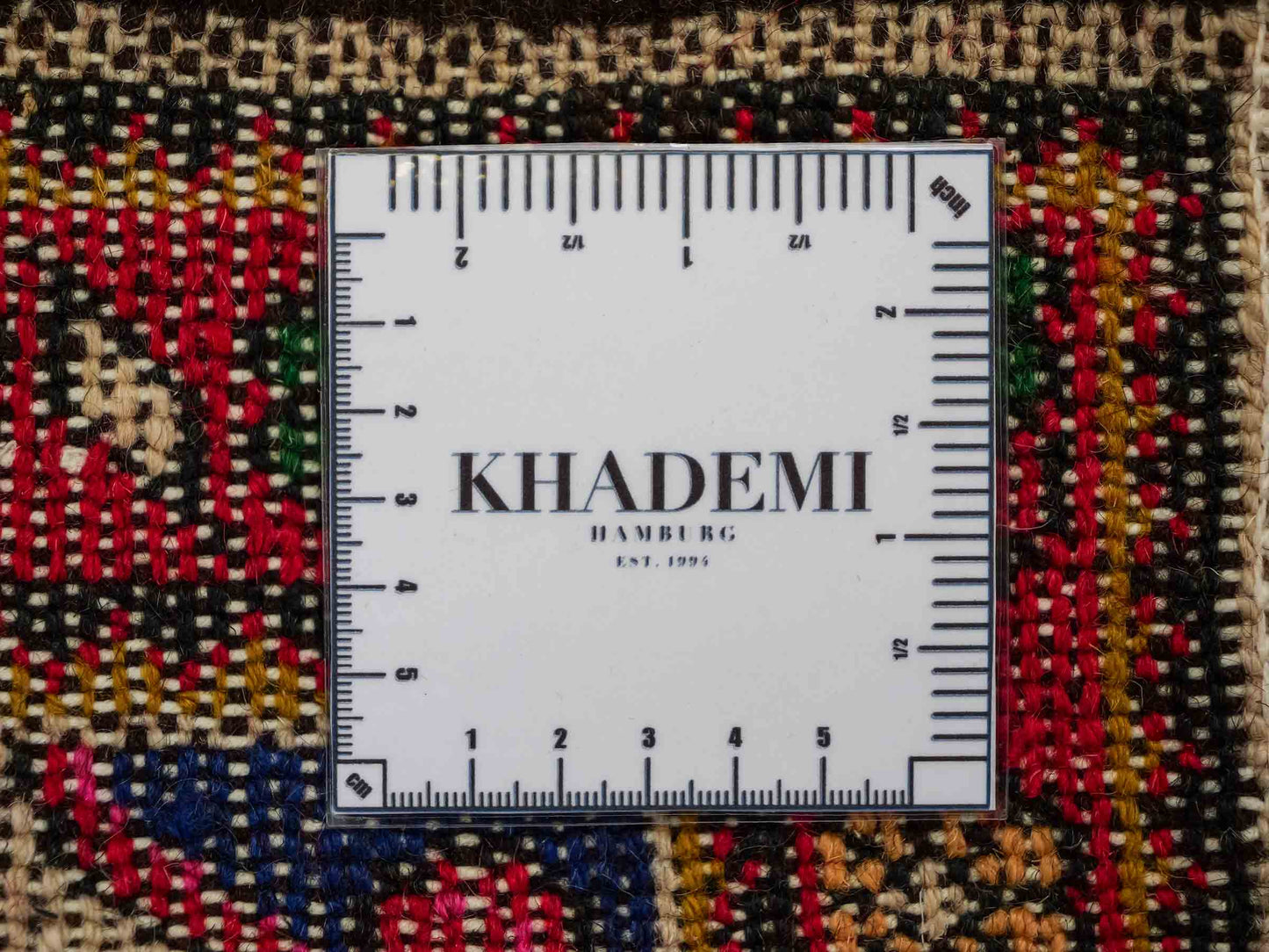 Handgeknüpfter, persischer Hamedan Dorfteppich aus Wolle von Khademi. Größe: 68 x 52 cm. Farbe: Cremeweiß, rot. Verkauf durch JUPITER Intl.