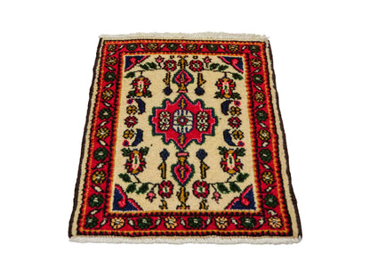 Handgeknüpfter, persischer Hamedan Dorfteppich aus Wolle von Khademi. Größe: 68 x 52 cm. Farbe: Cremeweiß, rot. Verkauf durch JUPITER Intl.