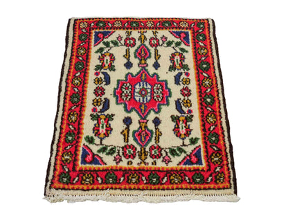 Handgeknüpfter, persischer Hamedan Dorfteppich aus Wolle von Khademi. Größe: 68 x 52 cm. Farbe: Cremeweiß, rot. Verkauf durch JUPITER Intl.