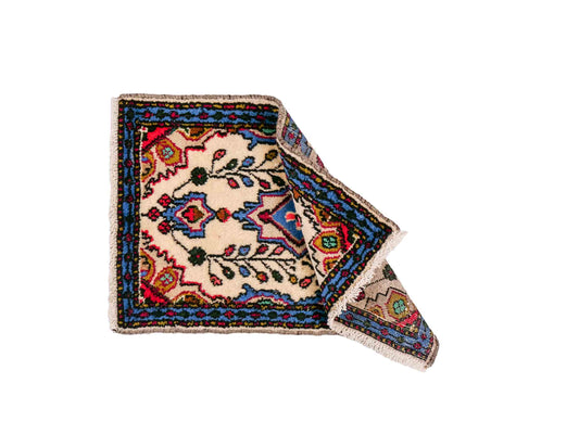 Handgeknüpfter, persischer Hamedan Dorfteppich aus Wolle von Khademi. Größe: 70 x 47 cm. Farbe: Cremeweiß, blau. Verkauf durch JUPITER Intl.
