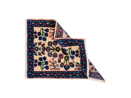 Handgeknüpfter, persischer Hamedan Dorfteppich aus Wolle von Khademi. Größe: 72 x 52 cm. Farbe: Cremeweiß, blau. Verkauf durch JUPITER Intl.