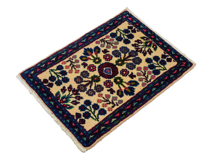 Handgeknüpfter, persischer Hamedan Dorfteppich aus Wolle von Khademi. Größe: 72 x 52 cm. Farbe: Cremeweiß, blau. Verkauf durch JUPITER Intl.