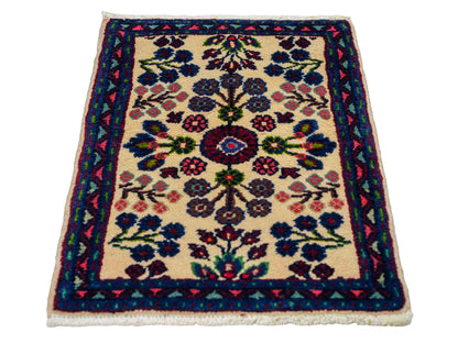 Handgeknüpfter, persischer Hamedan Dorfteppich aus Wolle von Khademi. Größe: 72 x 52 cm. Farbe: Cremeweiß, blau. Verkauf durch JUPITER Intl.