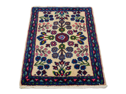Handgeknüpfter, persischer Hamedan Dorfteppich aus Wolle von Khademi. Größe: 72 x 52 cm. Farbe: Cremeweiß, blau. Verkauf durch JUPITER Intl.