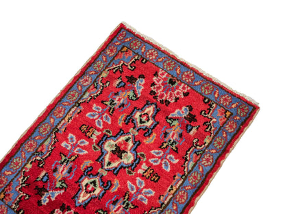 Handgeknüpfter, persischer Hamedan Dorfteppich aus Wolle von Khademi. Größe: 72 x 52 cm. Farbe: Rot. Verkauf durch JUPITER Intl.