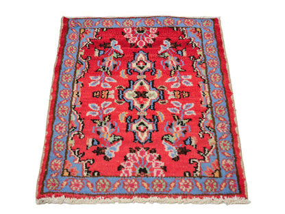 Handgeknüpfter, persischer Hamedan Dorfteppich aus Wolle von Khademi. Größe: 72 x 52 cm. Farbe: Rot. Verkauf durch JUPITER Intl.