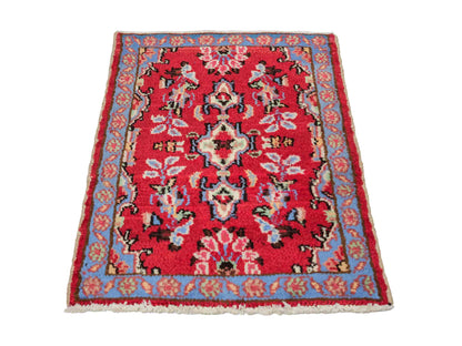 Handgeknüpfter, persischer Hamedan Dorfteppich aus Wolle von Khademi. Größe: 72 x 53 cm. Farbe: Rot. Verkauf durch JUPITER Intl.
