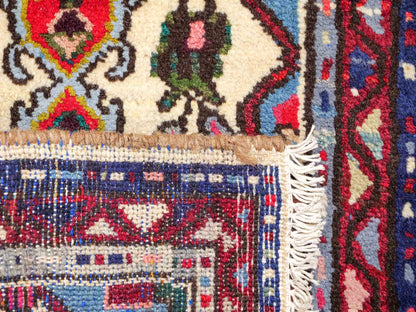 Handgeknüpfter, persischer Hamedan Dorfteppich aus Wolle von Khademi. Größe: 73 x 53 cm. Farbe: Cremeweiß, blau, rot. Verkauf durch JUPITER Intl.