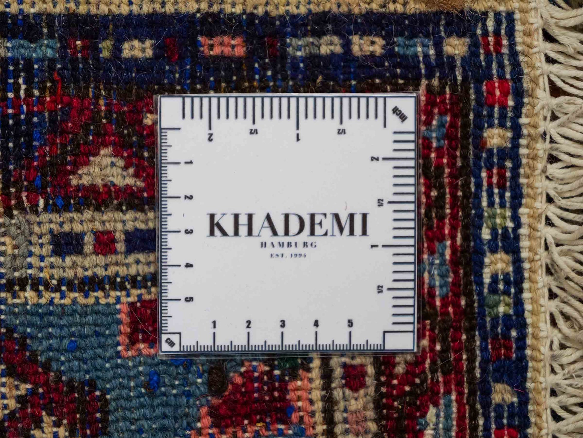 Handgeknüpfter, persischer Hamedan Dorfteppich aus Wolle von Khademi. Größe: 73 x 53 cm. Farbe: Cremeweiß, blau, rot. Verkauf durch JUPITER Intl.