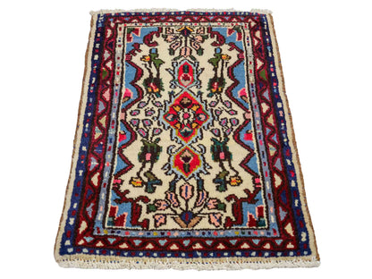 Handgeknüpfter, persischer Hamedan Dorfteppich aus Wolle von Khademi. Größe: 73 x 53 cm. Farbe: Cremeweiß, blau, rot. Verkauf durch JUPITER Intl.