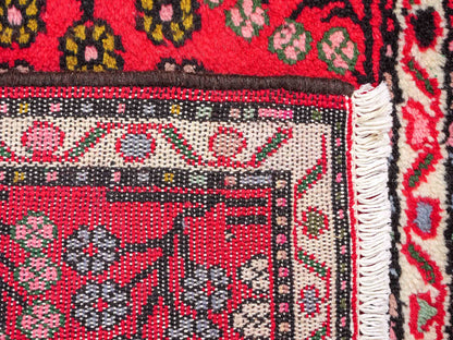 Handgeknüpfter, persischer Hamedan Dorfteppich aus Wolle von Khademi. Größe: 73 x 54 cm. Farbe: Rot. Verkauf durch JUPITER Intl.