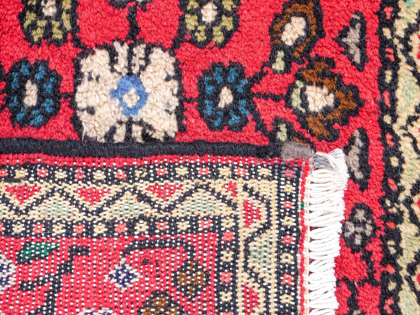 Handgeknüpfter, persischer Hamedan Dorfteppich aus Wolle von Khademi. Größe: 78 x 48 cm. Farbe: Rot. Verkauf durch JUPITER Intl.