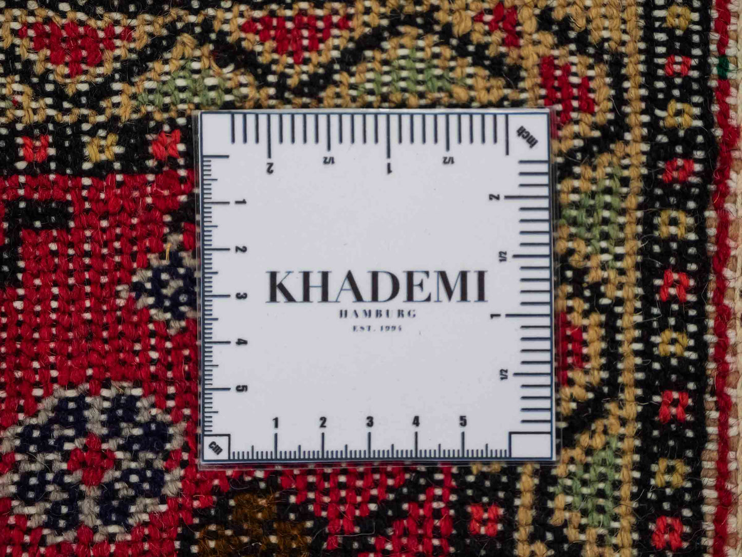 Handgeknüpfter, persischer Hamedan Dorfteppich aus Wolle von Khademi. Größe: 78 x 48 cm. Farbe: Rot. Verkauf durch JUPITER Intl.