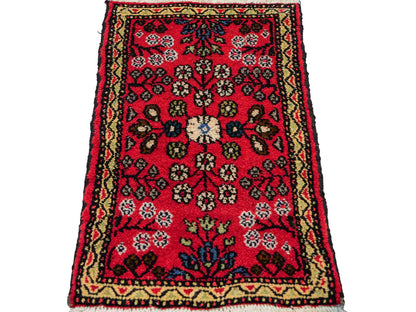 Handgeknüpfter, persischer Hamedan Dorfteppich aus Wolle von Khademi. Größe: 78 x 48 cm. Farbe: Rot. Verkauf durch JUPITER Intl.