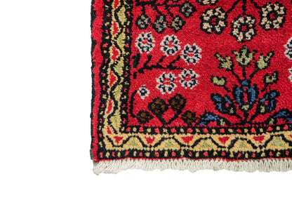 Handgeknüpfter, persischer Hamedan Dorfteppich aus Wolle von Khademi. Größe: 78 x 48 cm. Farbe: Rot. Verkauf durch JUPITER Intl.