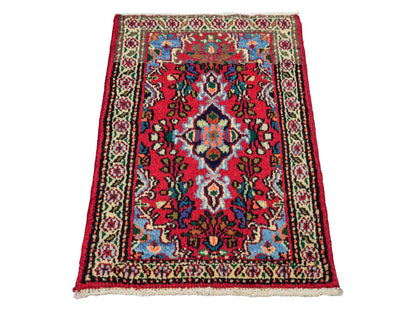 Handgeknüpfter, persischer Hamedan Dorfteppich aus Wolle von Khademi. Größe: 78 x 53 cm. Farbe: Rot. Verkauf durch JUPITER Intl.