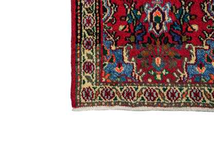 Handgeknüpfter, persischer Hamedan Dorfteppich aus Wolle von Khademi. Größe: 78 x 53 cm. Farbe: Rot. Verkauf durch JUPITER Intl.