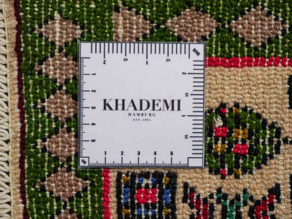 Handgeknüpfter, persischer Hamedan Dorfteppich aus Wolle von Khademi. Größe: 80 x 52 cm. Farbe: Cremeweiß, grün. Verkauf durch JUPITER Intl.