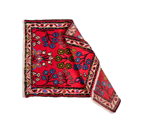 Handgeknüpfter, persischer Hamedan Dorfteppich aus Wolle von Khademi. Größe: 80 x 60 cm. Farbe: Rot. Verkauf durch JUPITER Intl.
