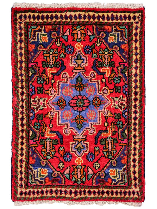 Handgeknüpfter, persischer Hamedan Dorfteppich aus Wolle von Khademi. Größe: 81 x 55 cm. Farbe: Rot. Verkauf durch JUPITER Intl.