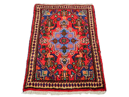 Handgeknüpfter, persischer Hamedan Dorfteppich aus Wolle von Khademi. Größe: 81 x 55 cm. Farbe: Rot. Verkauf durch JUPITER Intl.