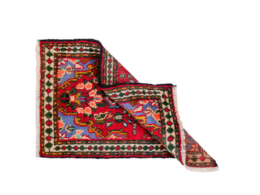 Handgeknüpfter, persischer Hamedan Dorfteppich aus Wolle von Khademi. Größe: 82 x 54 cm. Farbe: Rot. Verkauf durch JUPITER Intl.