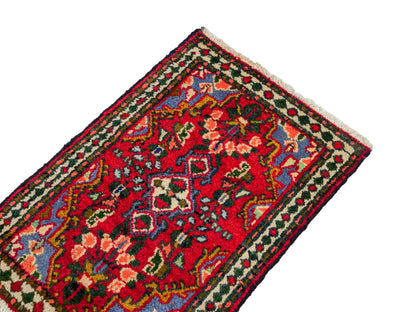 Handgeknüpfter, persischer Hamedan Dorfteppich aus Wolle von Khademi. Größe: 82 x 54 cm. Farbe: Rot. Verkauf durch JUPITER Intl.
