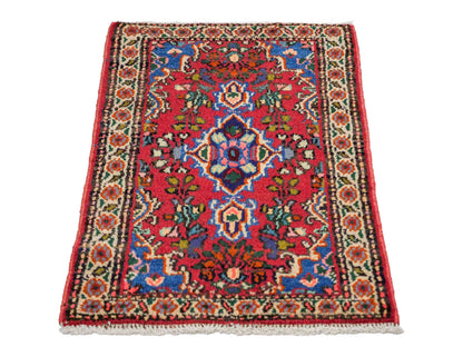 Handgeknüpfter, persischer Hamedan Dorfteppich aus Wolle von Khademi. Größe: 82 x 55 cm. Farbe: Rot. Verkauf durch JUPITER Intl.