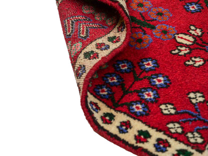Handgeknüpfter, persischer Hamedan Dorfteppich aus Wolle von Khademi. Größe: 83 x 55 cm. Farbe: Rot. Verkauf durch JUPITER Intl.