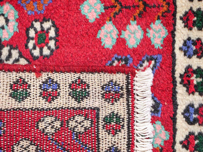 Handgeknüpfter, persischer Hamedan Dorfteppich aus Wolle von Khademi. Größe: 83 x 55 cm. Farbe: Rot. Verkauf durch JUPITER Intl.