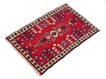 Handgeknüpfter, persischer Hamedan Dorfteppich aus Wolle von Khademi. Größe: 83 x 55 cm. Farbe: Rot. Verkauf durch JUPITER Intl.