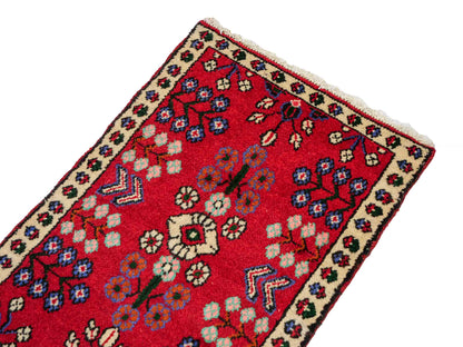 Handgeknüpfter, persischer Hamedan Dorfteppich aus Wolle von Khademi. Größe: 83 x 55 cm. Farbe: Rot. Verkauf durch JUPITER Intl.