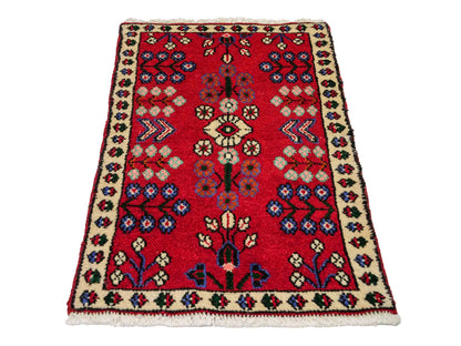 Handgeknüpfter, persischer Hamedan Dorfteppich aus Wolle von Khademi. Größe: 83 x 55 cm. Farbe: Rot. Verkauf durch JUPITER Intl.