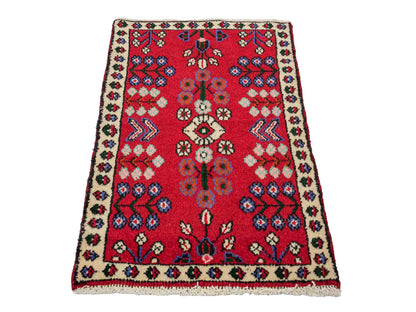 Handgeknüpfter, persischer Hamedan Dorfteppich aus Wolle von Khademi. Größe: 83 x 55 cm. Farbe: Rot. Verkauf durch JUPITER Intl.