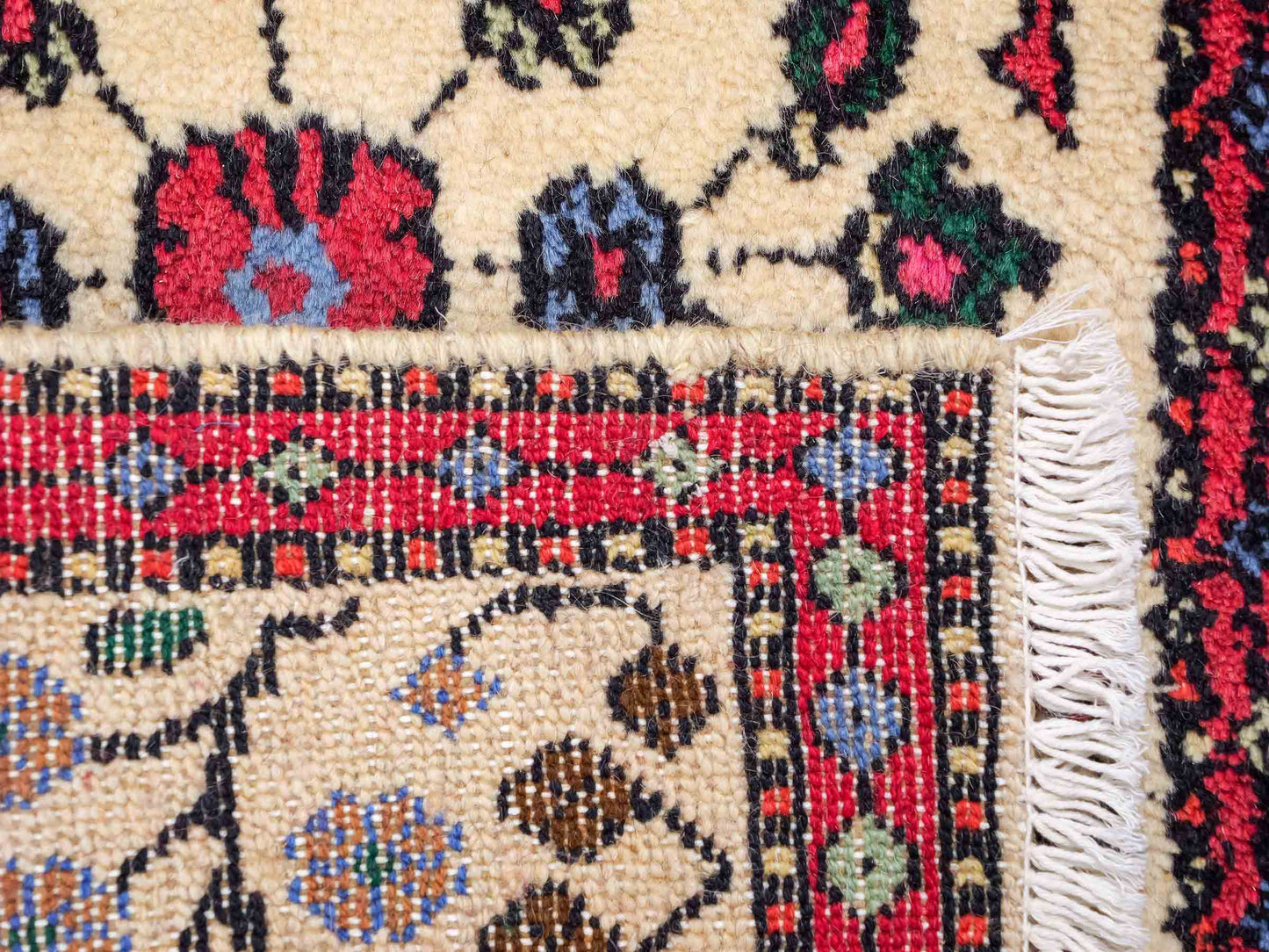 Handgeknüpfter, persischer Hamedan Dorfteppich aus Wolle von Khademi. Größe: 84 x 48 cm. Farbe: Cremeweiß, rot. Verkauf durch JUPITER Intl.