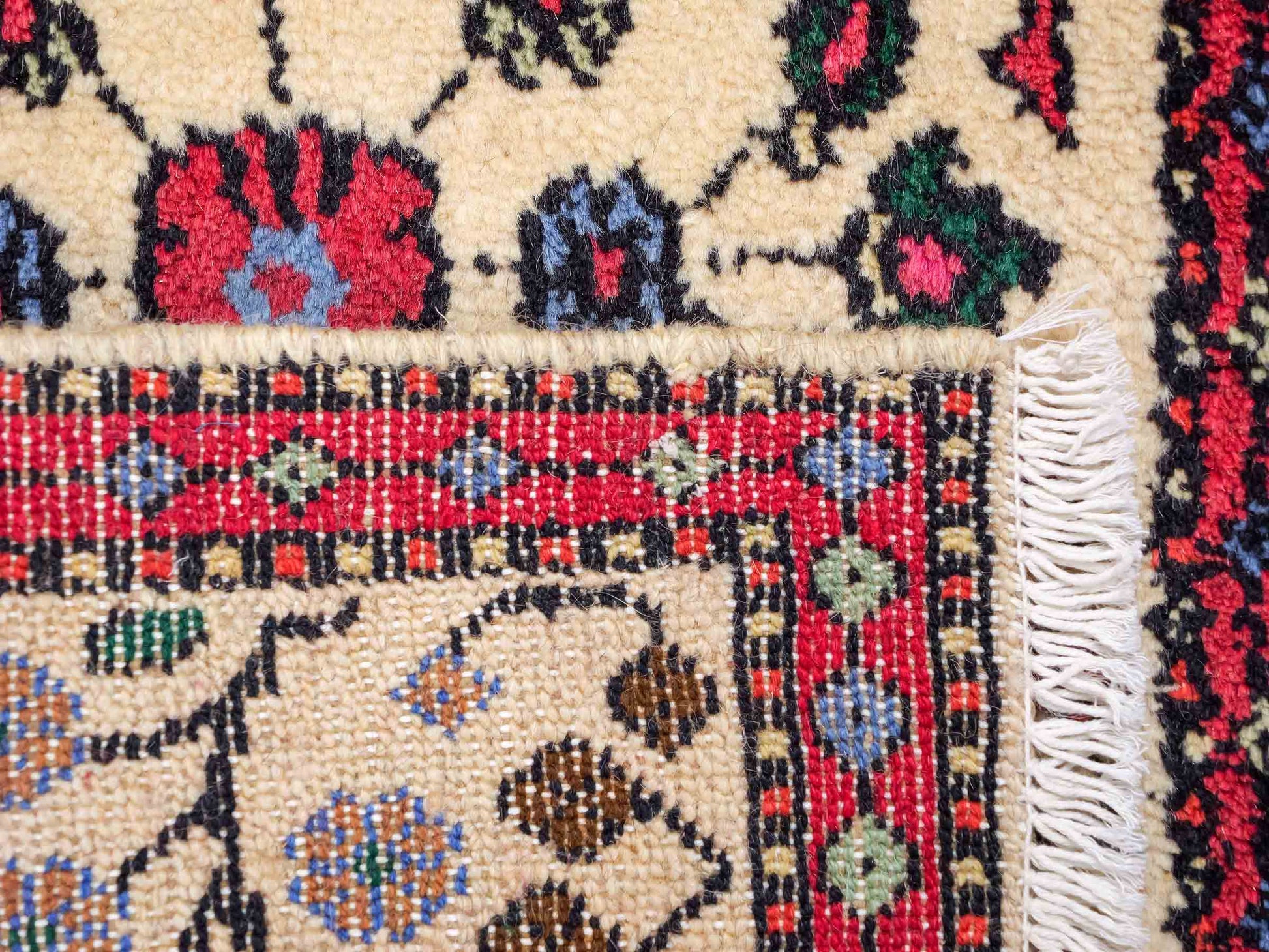 Handgeknüpfter, persischer Hamedan Dorfteppich aus Wolle von Khademi. Größe: 84 x 48 cm. Farbe: Cremeweiß, rot. Verkauf durch JUPITER Intl.