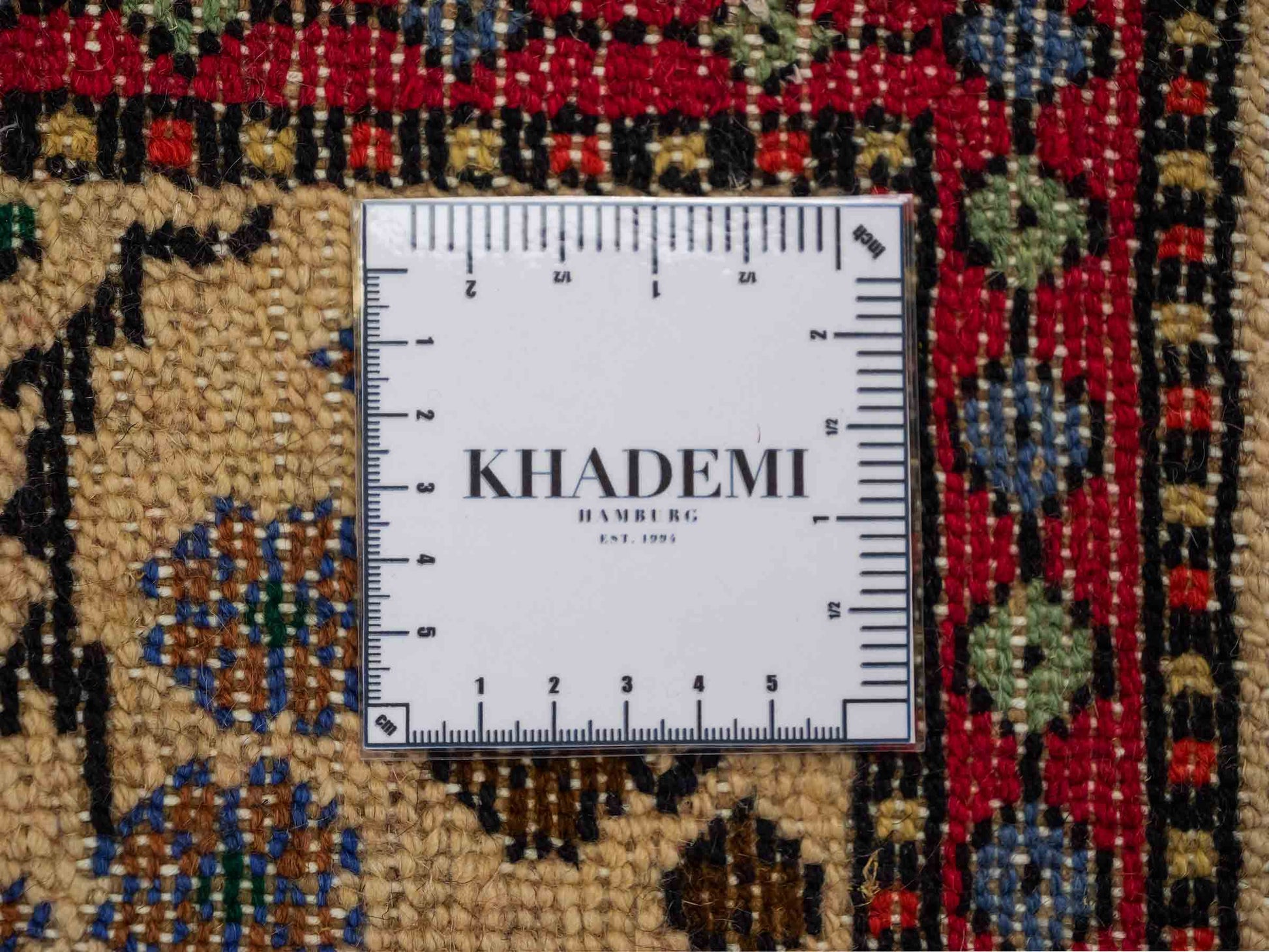Handgeknüpfter, persischer Hamedan Dorfteppich aus Wolle von Khademi. Größe: 84 x 48 cm. Farbe: Cremeweiß, rot. Verkauf durch JUPITER Intl.