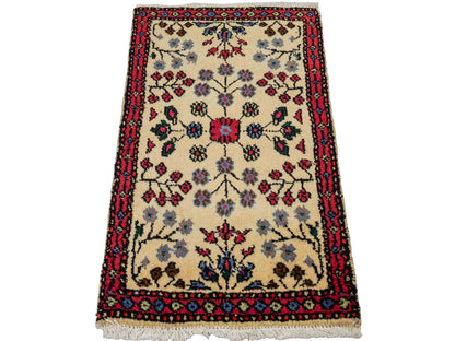Handgeknüpfter, persischer Hamedan Dorfteppich aus Wolle von Khademi. Größe: 84 x 48 cm. Farbe: Cremeweiß, rot. Verkauf durch JUPITER Intl.