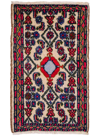 Handgeknüpfter, persischer Hamedan Dorfteppich aus Wolle von Khademi. Größe: 85 x 53 cm. Farbe: Cremeweiß. Verkauf durch JUPITER Intl.