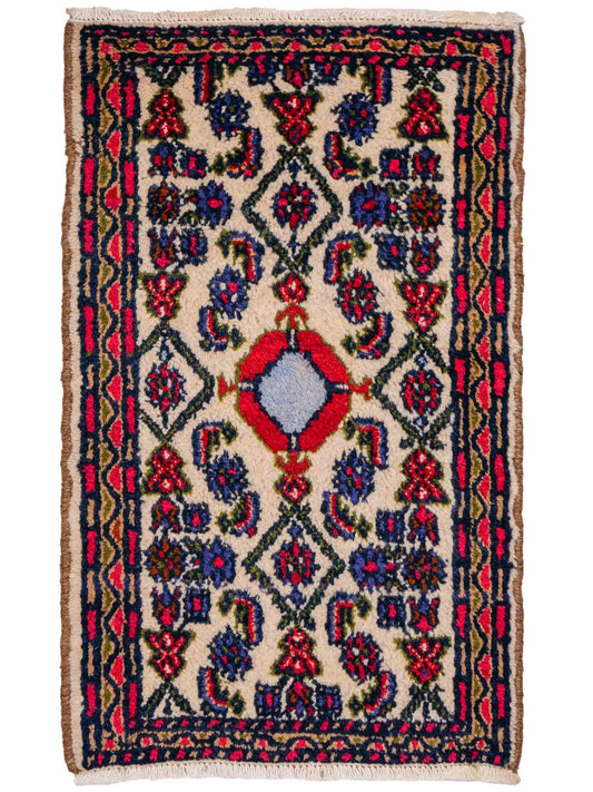 Handgeknüpfter, persischer Hamedan Dorfteppich aus Wolle von Khademi. Größe: 85 x 53 cm. Farbe: Cremeweiß. Verkauf durch JUPITER Intl.