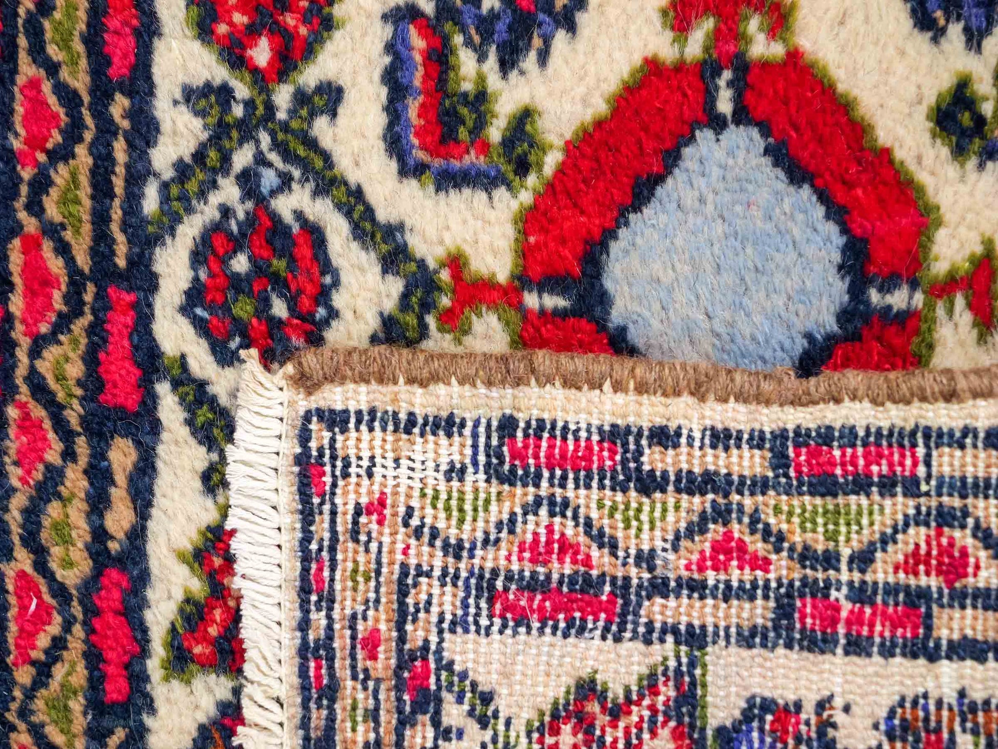 Handgeknüpfter, persischer Hamedan Dorfteppich aus Wolle von Khademi. Größe: 85 x 53 cm. Farbe: Cremeweiß. Verkauf durch JUPITER Intl.