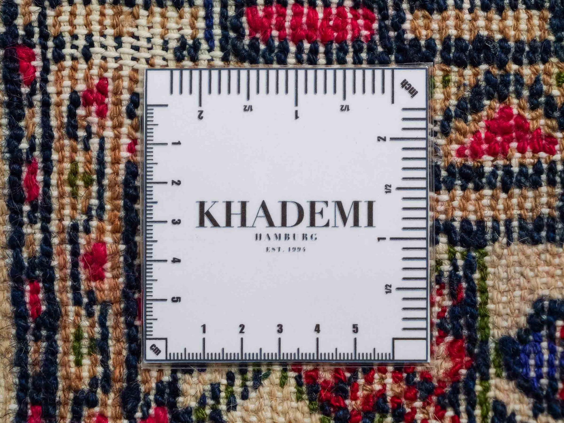 Handgeknüpfter, persischer Hamedan Dorfteppich aus Wolle von Khademi. Größe: 85 x 53 cm. Farbe: Cremeweiß. Verkauf durch JUPITER Intl.