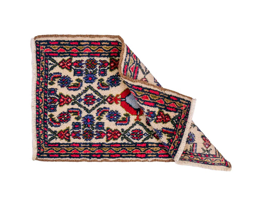 Handgeknüpfter, persischer Hamedan Dorfteppich aus Wolle von Khademi. Größe: 85 x 53 cm. Farbe: Cremeweiß. Verkauf durch JUPITER Intl.