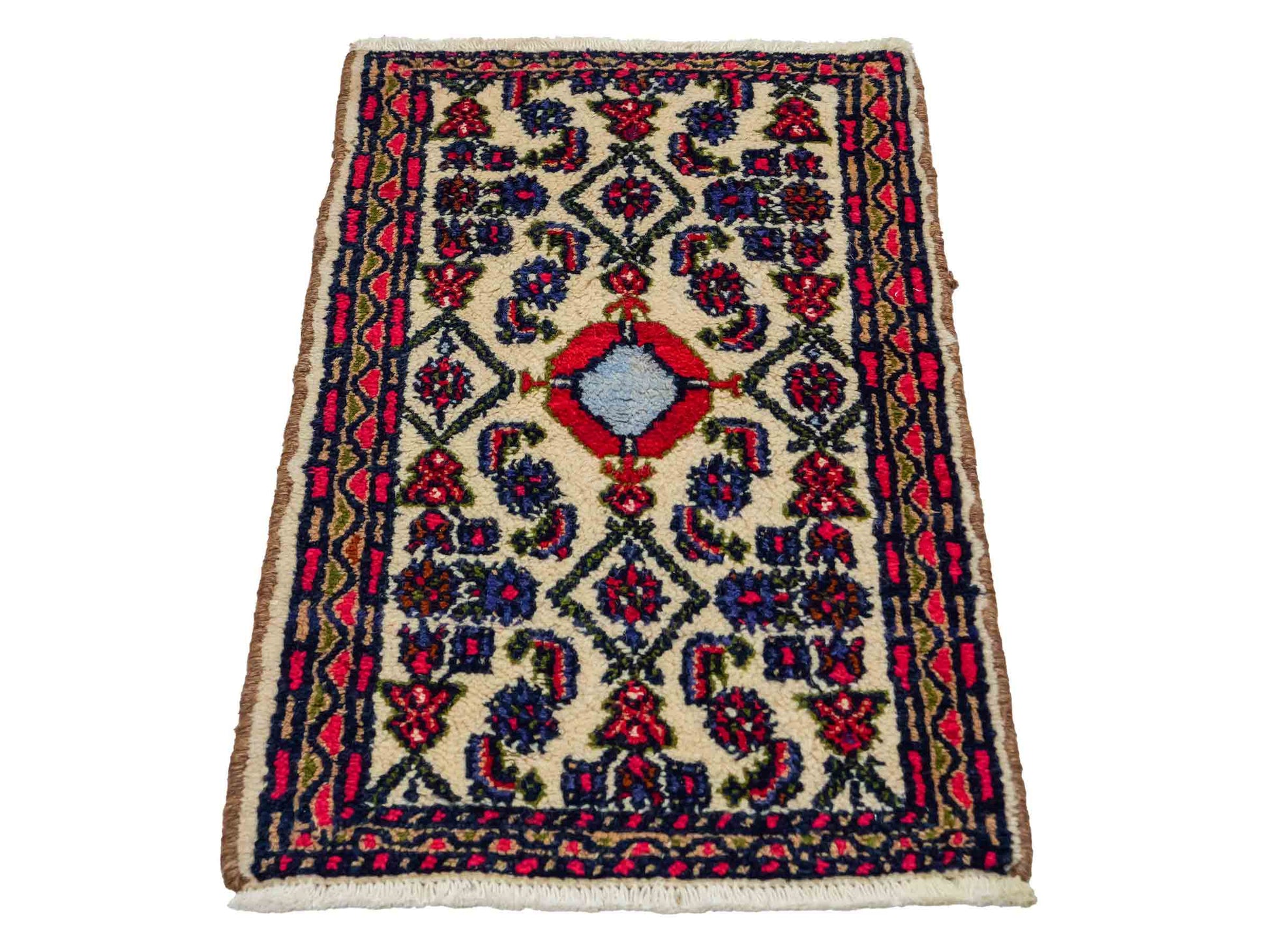 Handgeknüpfter, persischer Hamedan Dorfteppich aus Wolle von Khademi. Größe: 85 x 53 cm. Farbe: Cremeweiß. Verkauf durch JUPITER Intl.