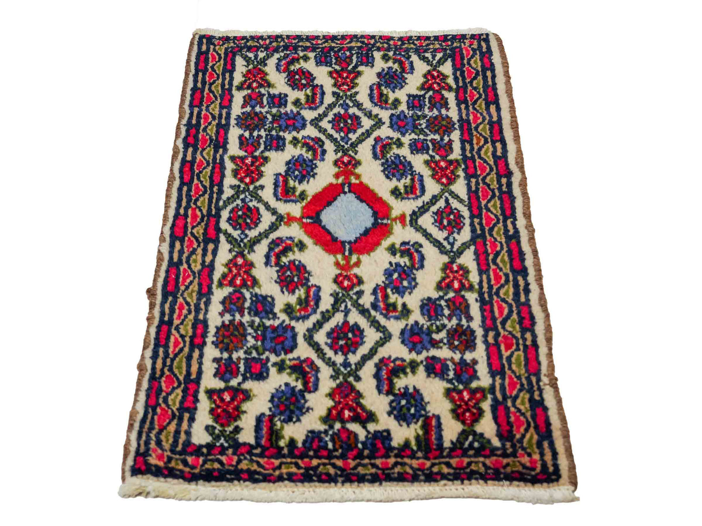 Handgeknüpfter, persischer Hamedan Dorfteppich aus Wolle von Khademi. Größe: 85 x 53 cm. Farbe: Cremeweiß. Verkauf durch JUPITER Intl.